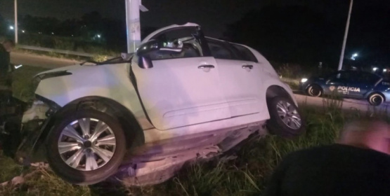 Este domingo: rescatan a un hombre de un vehículo tras chocar contra una columna en la autopista